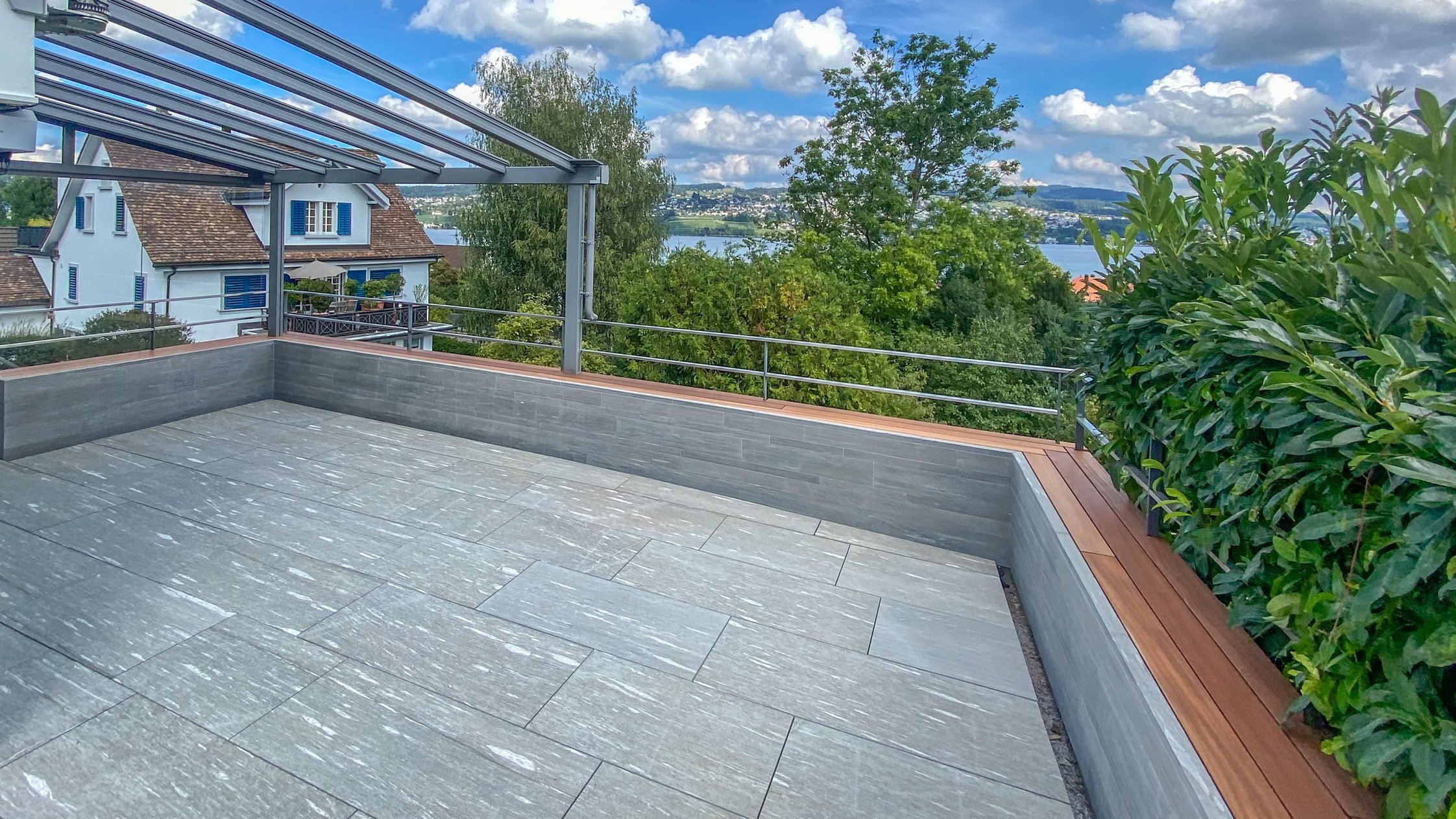 Terrasse zu Wohnhaus mit Valser Quarzit