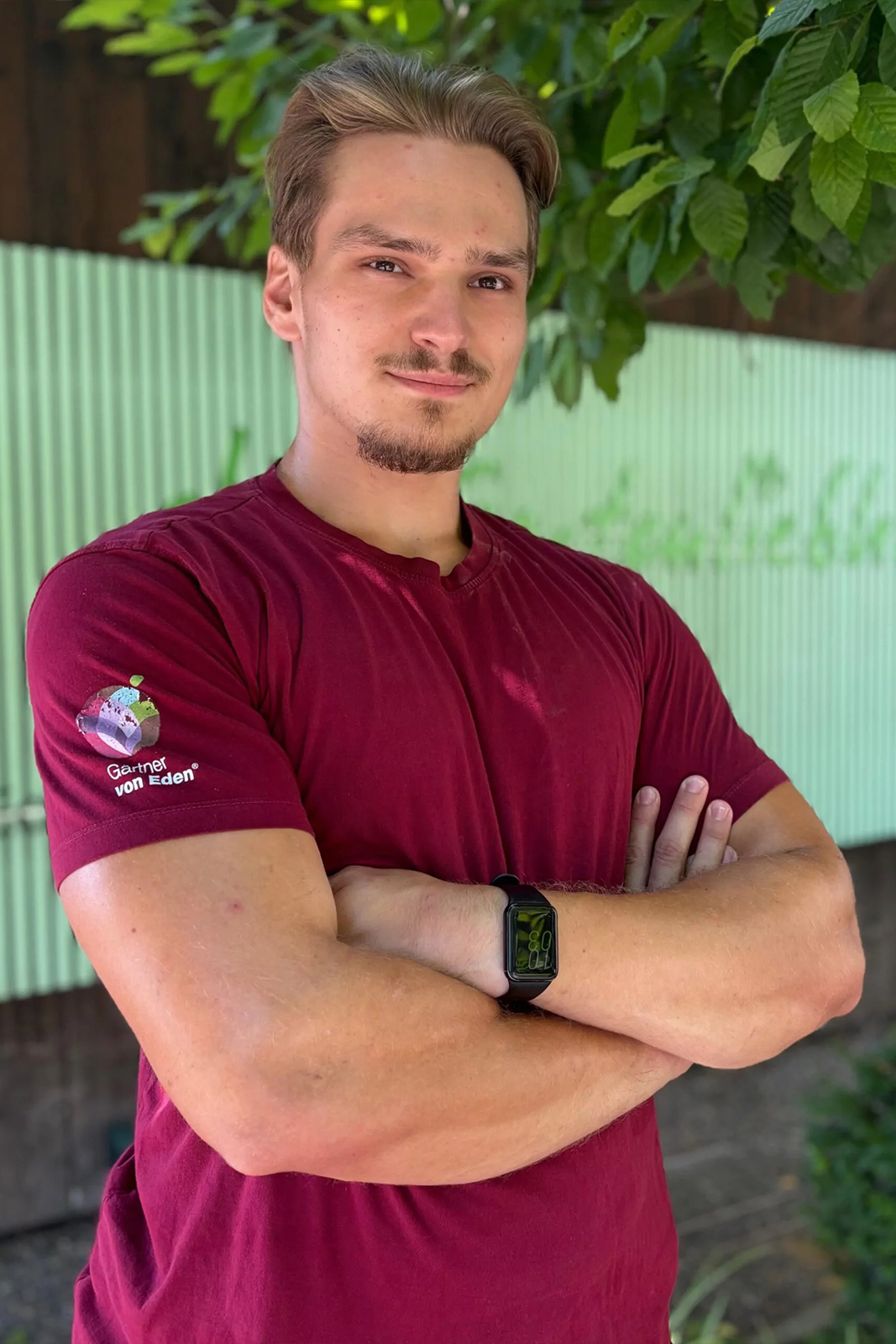 Roman Trachsel im burgunderfarbenen Garten-von-Eden-Shirt Graue Silhouette eines menschlichen Kopf- und Schulterprofils auf hellem Hintergrund; Platzhalter-Avatar, häufig genutzt in Muster- oder Testinhalten auf Webseiten; generisches Profilbild.